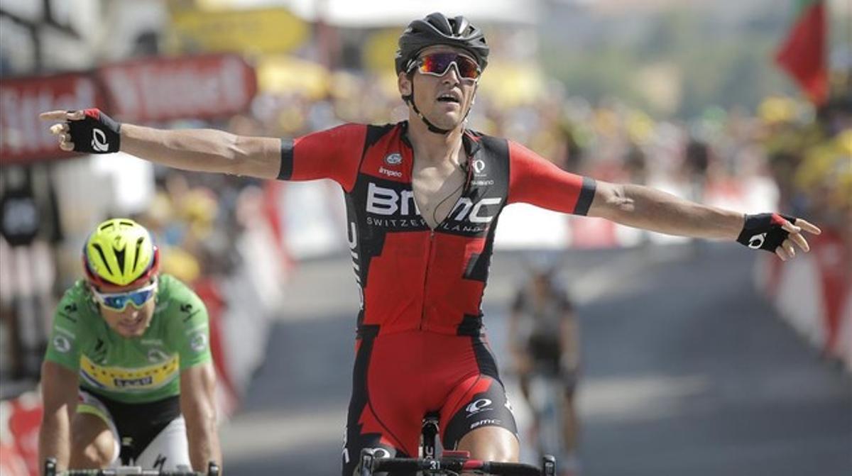 El belga Greg van Avermaet celebra la victòria a Rodez seguit d’un Peter Sagan que una altra vegada va estar a prop del triomf en aquest Tour.