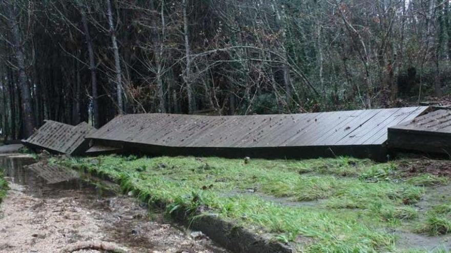 La pasarela de madera de la senda del Tea levantada tras las últimas crecidas del río. // Adenco