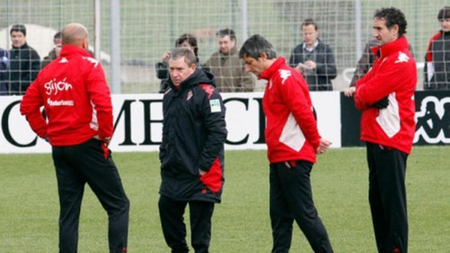 Javier Clemente se estrena como técnico del Sporting