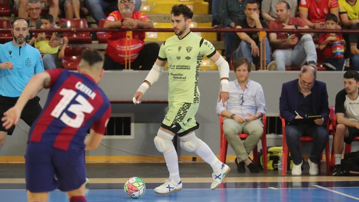 Víctor conduce el balón en el encuentro contra el Barça.