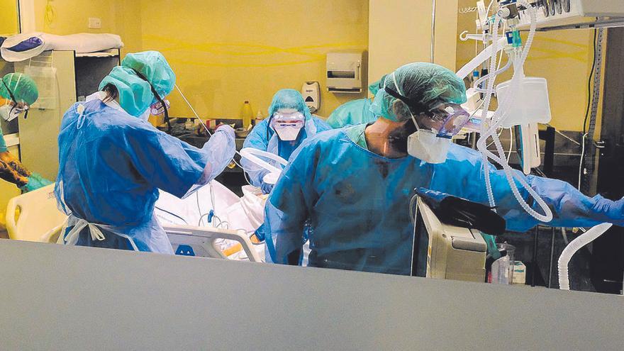 Los hospitalizados por covid en Canarias caen un 25% en dos semanas