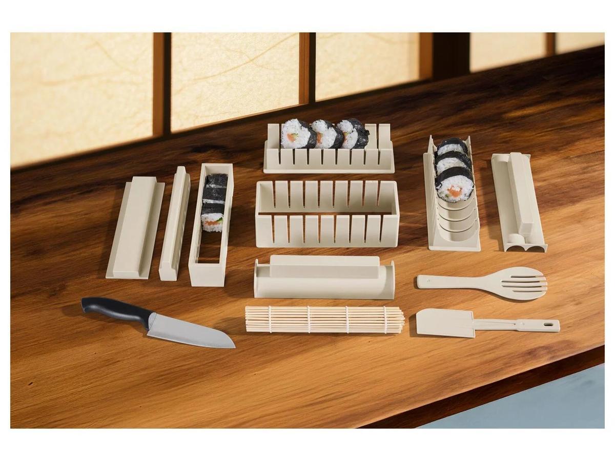 El set contiene 8 moldes, 1 cuchillo, 1 espátula, 1 tenedor para arroz, 1 estera de bambú, y 1 bolsa de almacenamiento