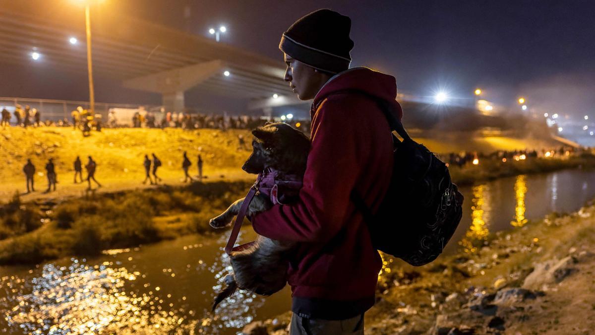 Un aluvión de inmigrantes cruzan Río Grande de Ciudad Juárez (México) a El Paso (Texas) ante un posible cambio en la política migratoria