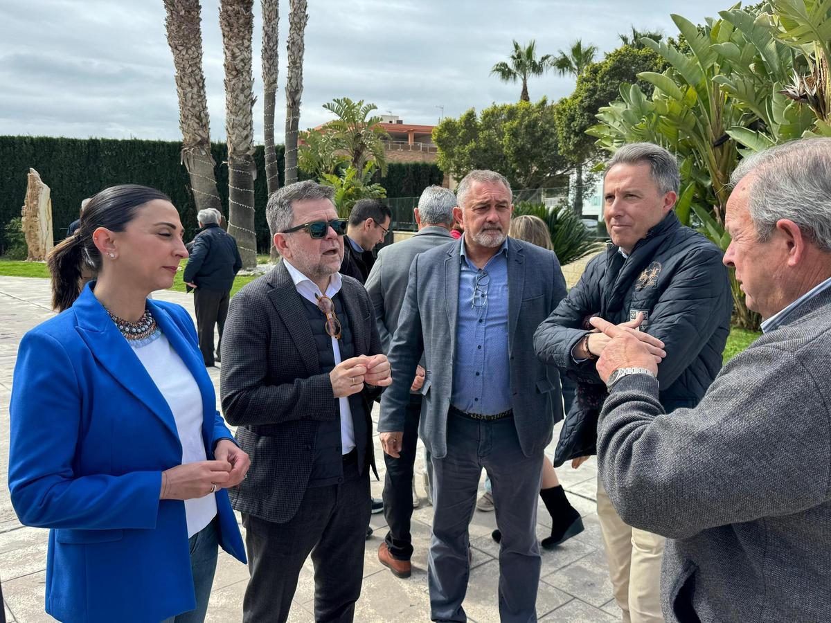 Sara Rubira, antes de la Asamblea junto a Juan Marín, Ángel Meca y Fulgencio Gil.