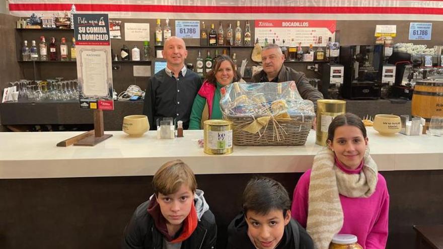 Un momento de la entrega de la cesta de la peña El Chorby. | P. E. C.