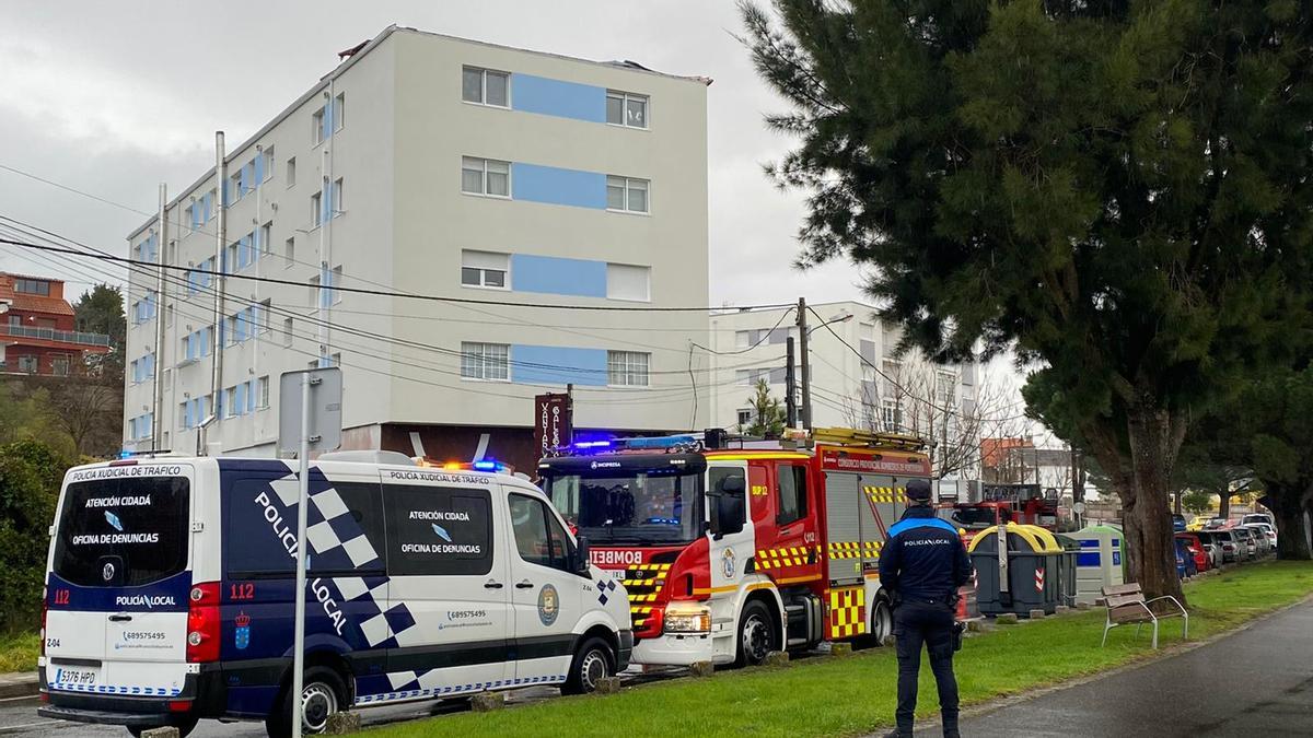 La Policía Local de Poio y los Bomberos de Ribadumia en el lugar.