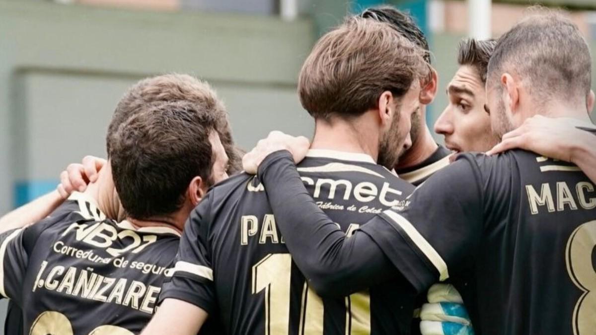 Los jugadores del Compos se abrazan tras conseguir adelantarse en el marcador en Viveiro