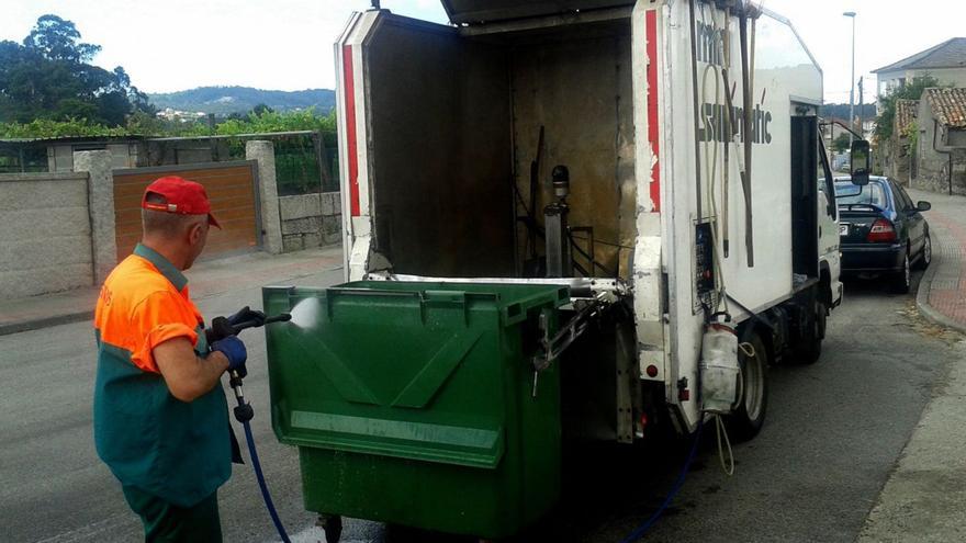 Uno de los camiones de basura del servicio municipal de Meaño.   | // IÑAKI ABELLA