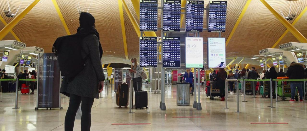 Viajeros en la terminal T4 del Aeropuerto Adolfo Suárez Madrid-Barajas.