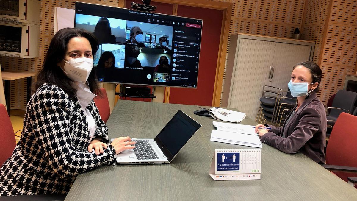 Melania Álvarez y Jimena Pascual en la reunión.