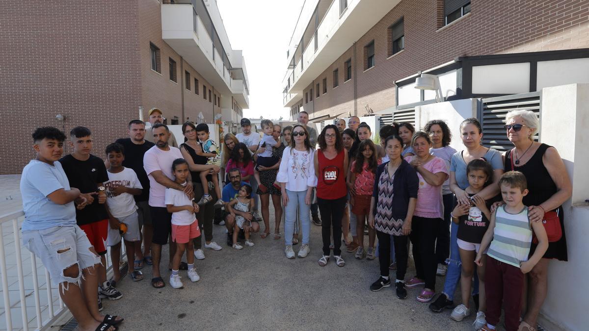 MRV Vecinos del Puerto de Sagunto, de la calle Manuel Cárdenas Berbel, junto al hospital. A los que Sareb les ha dado fecha para abandonar sus viviendas