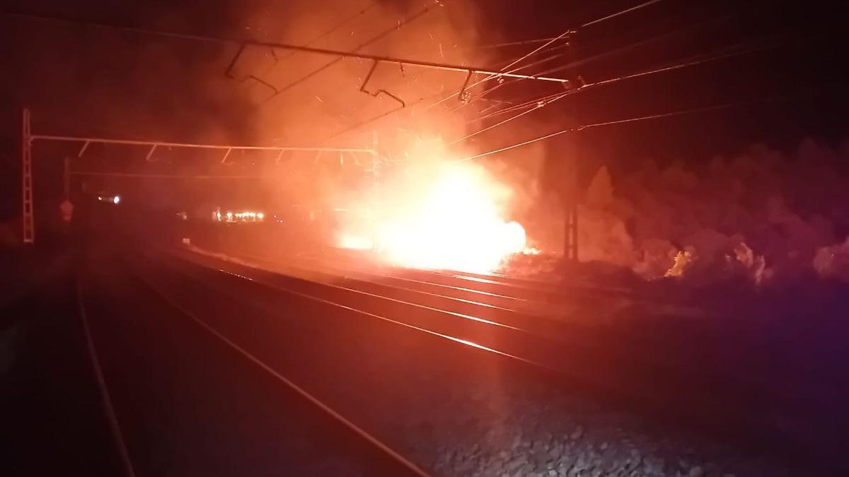 Foc de vegetació a prop de les vies del tren, a l'altura de Llançà