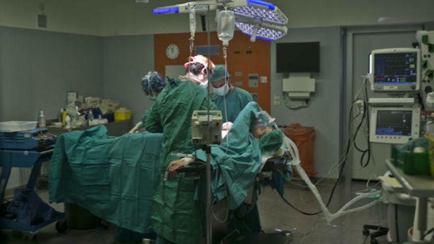 Una intervención en el Hospital General de Elche.