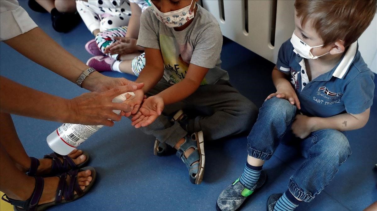 Niños con mascarilla en un colegio de Navarra.