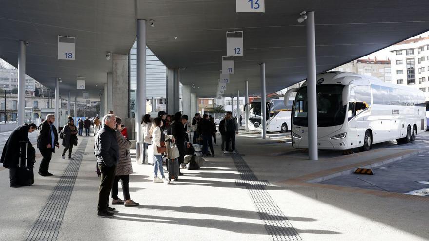 Los pasajeros estrenaron 
ayer las dársenas de la nueva
 estación de buses.   | // JOSÉ LORES