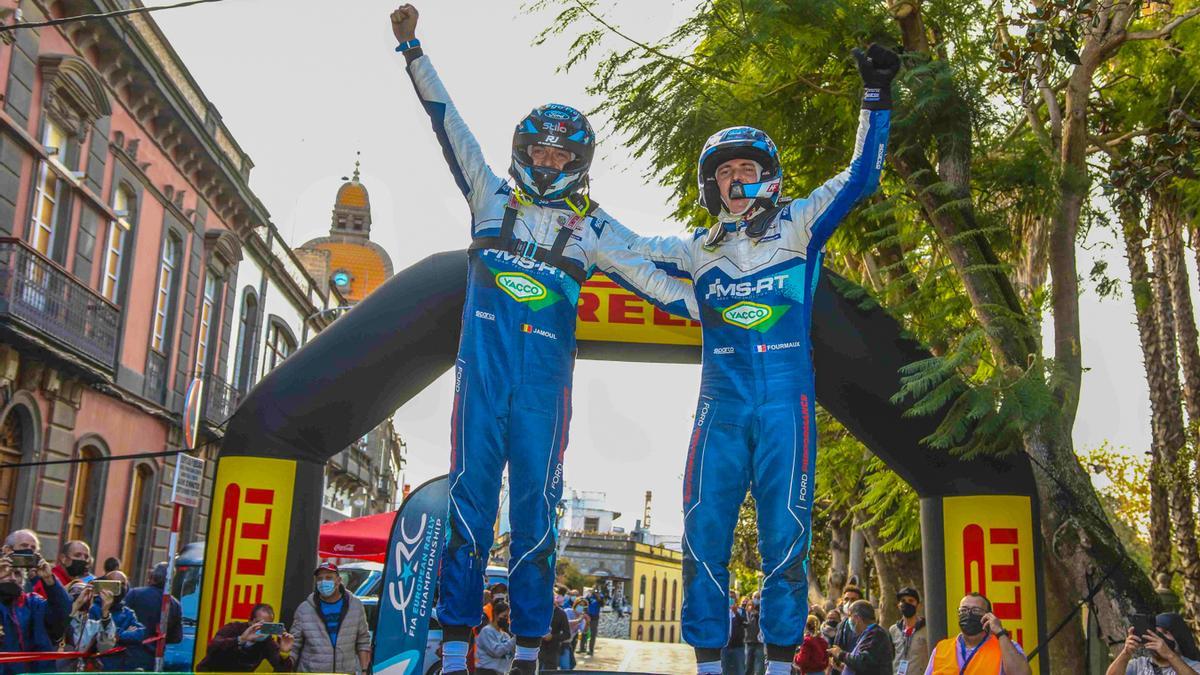 Adrien Fourmaux acompañado de Renaud Jamoul, celebran la victoria en el Rally Islas Canarias