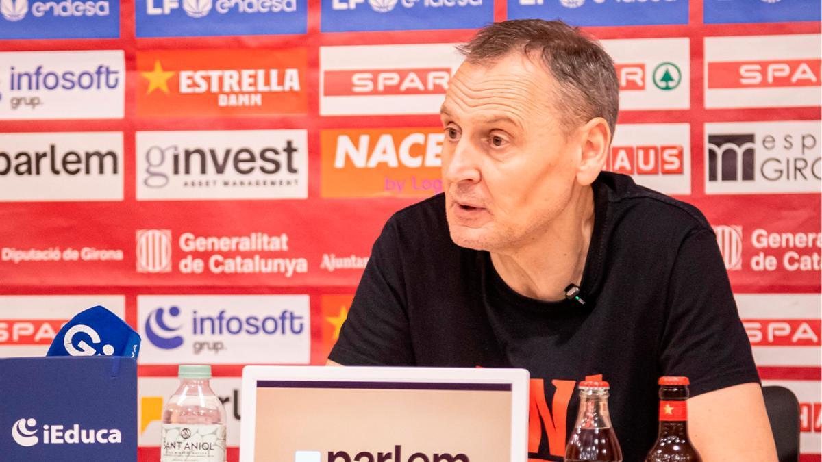 Roberto Íñiguez critica la actitud del público tras pedir intensidad a sus jugadoras.