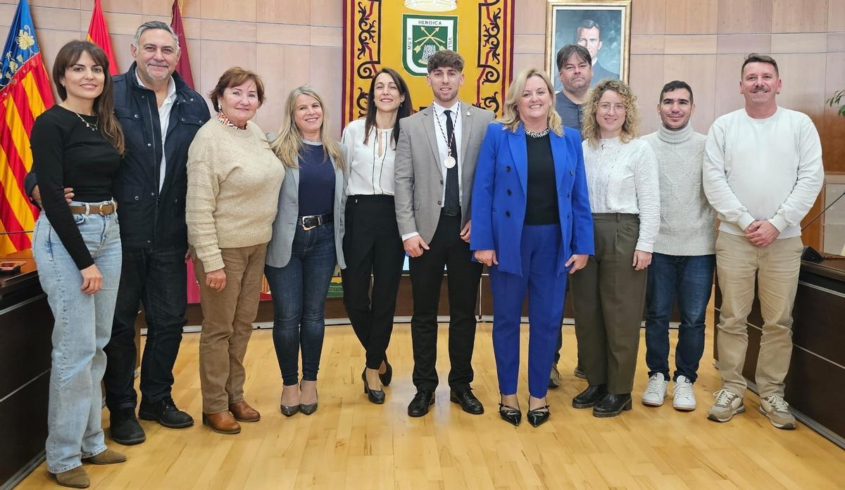 El nuevo concejal con la medalla y flaqueado por la alcaldesa (a su derecha) y los otros concejales del gobierno