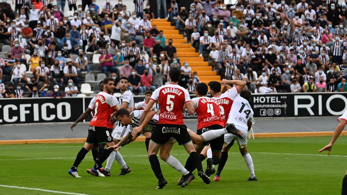 Una acción del duelo entre Badajoz y Racing.