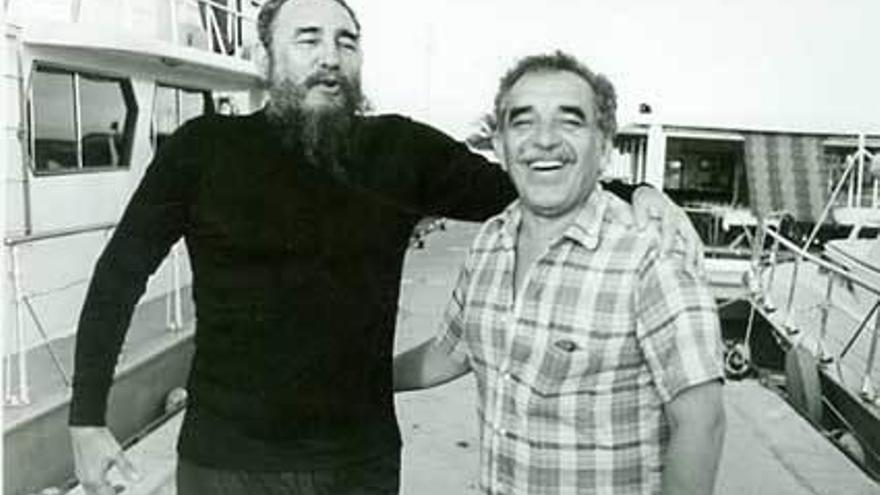 Imagen del archivo de Gabriel García Márquez en la que el escritor aparece con Fidel Castro.