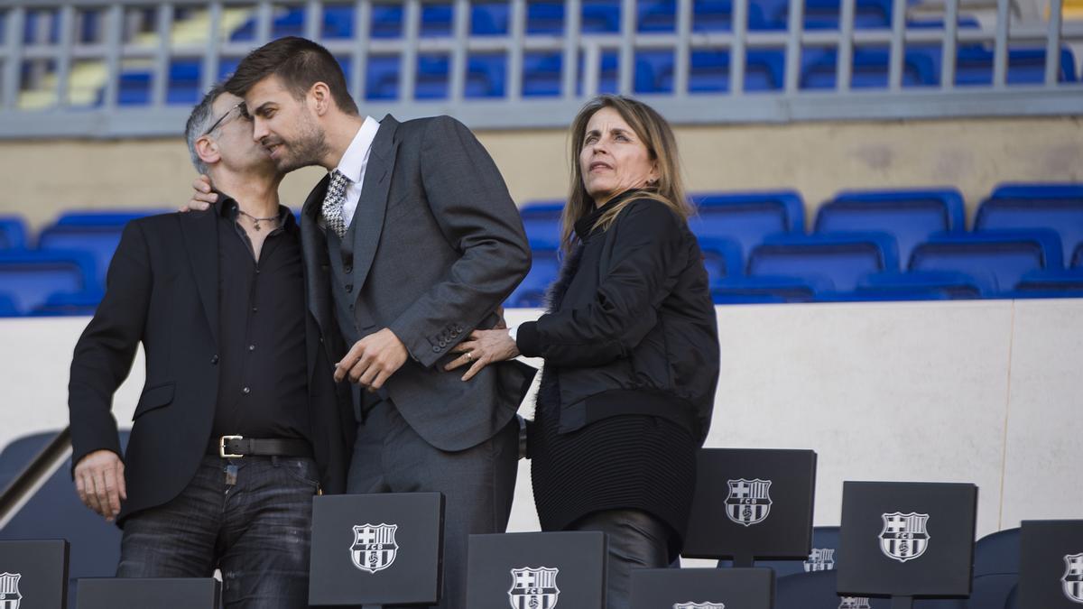 Gerard Piqué junto a sus padres en el palco del Camp Nou