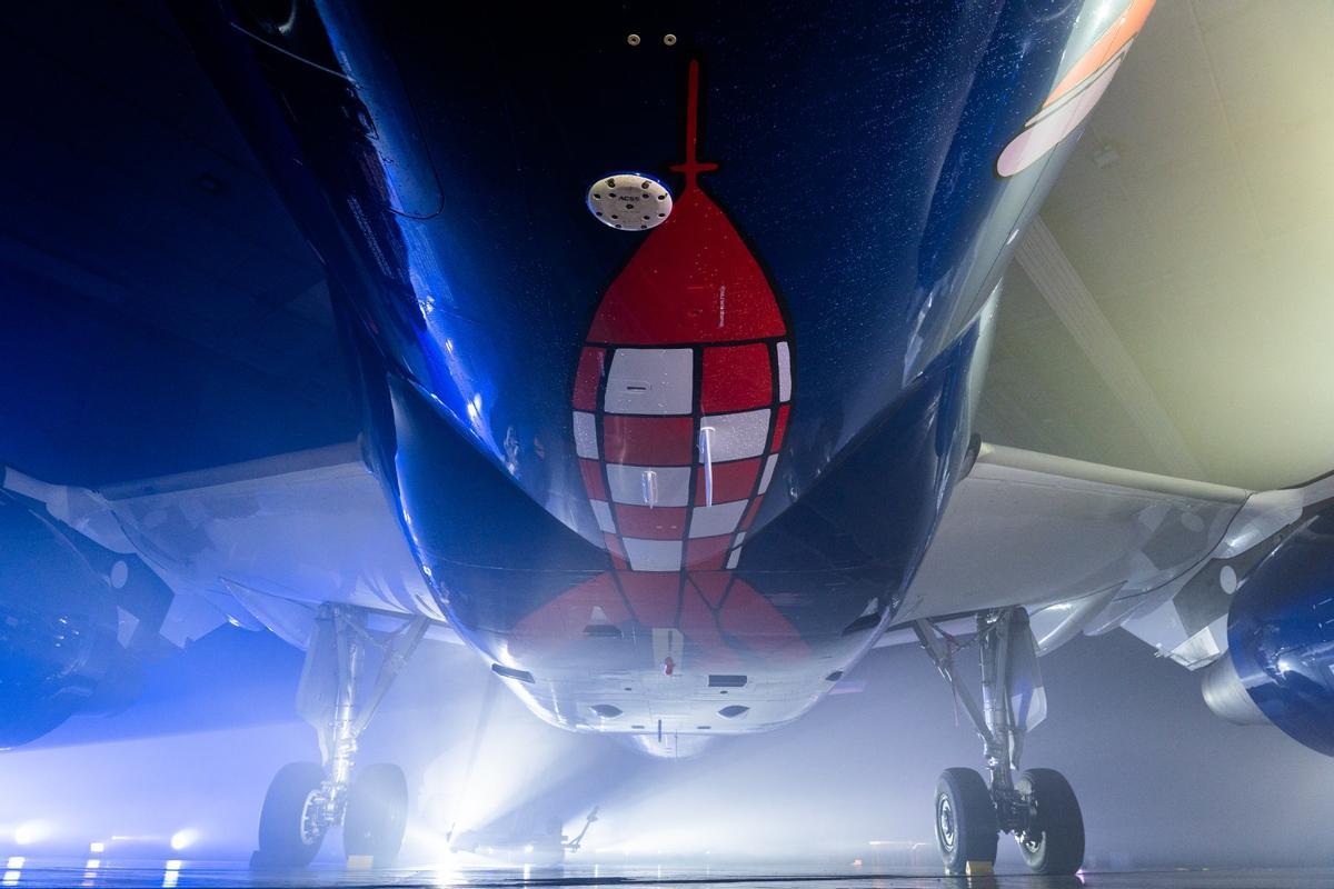 El cohete lunar, pintado en la panza del avión de Brussels Airlines basado en Tintín.