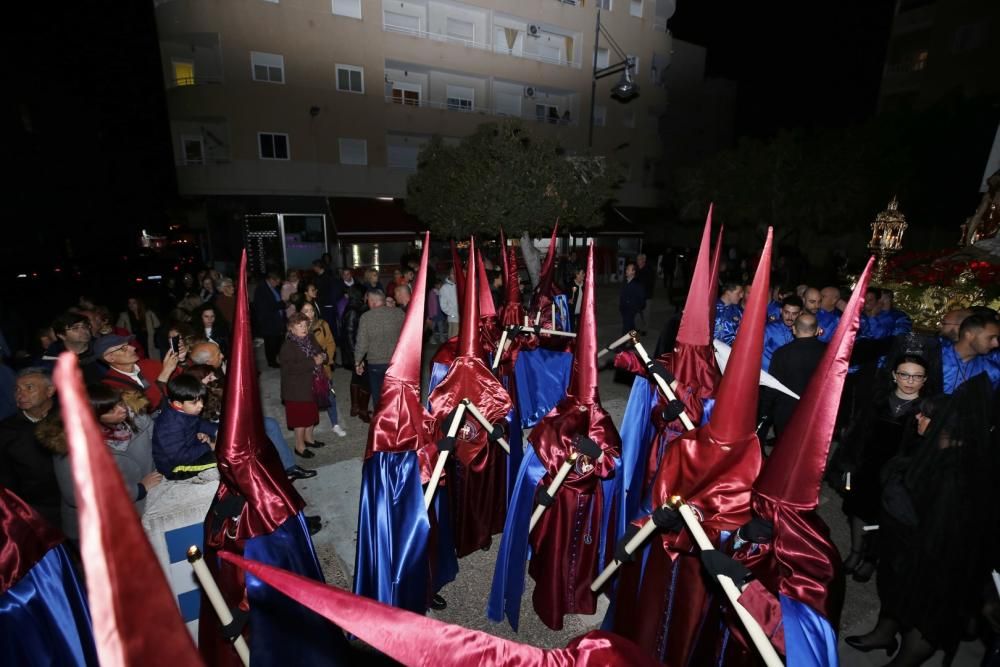 El protocolo para evitar la lluvia funcionó. El adelanto de la hora de salida de las procesiones del Silencio y Descendimiento de Cristo permitió que discurrieran por las calles de Torrevieja. Poco de