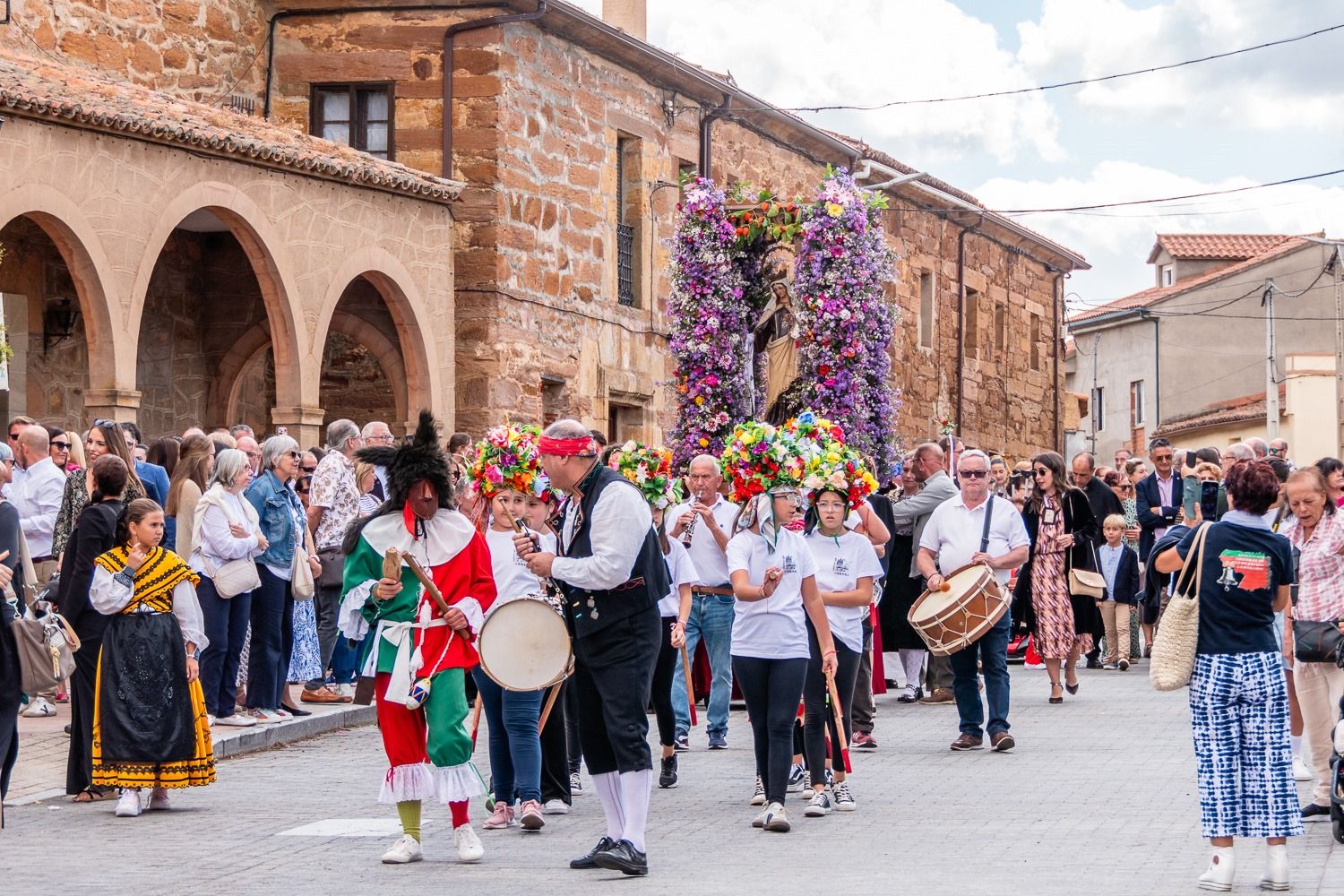 Tábara festeja la Virgen del Camrne más femenina