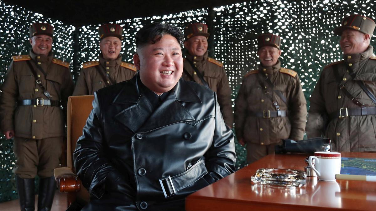 El líder de Corea del Nord, Kim Jong-un, supervisa un assaig d'artilleria.