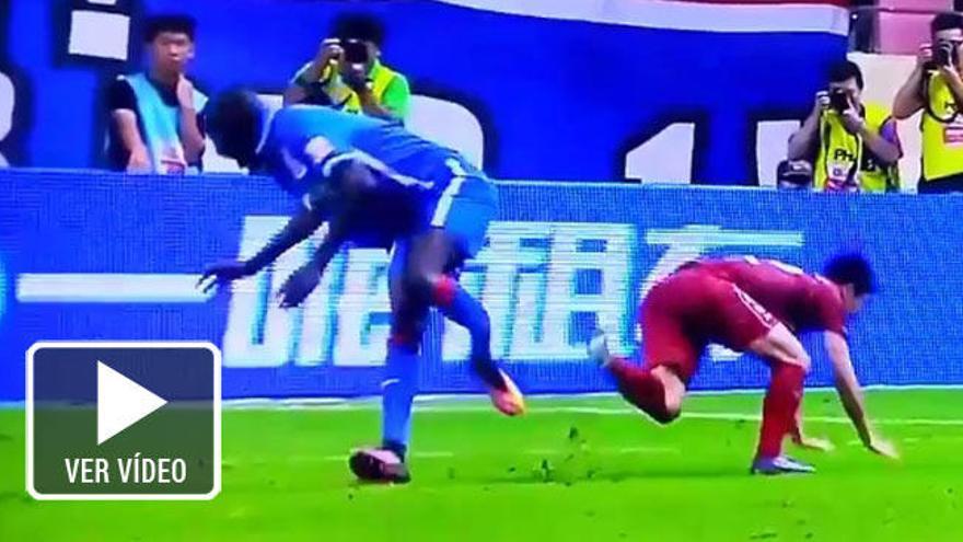 Demba Ba se fractura tibia y peroné en la acción.