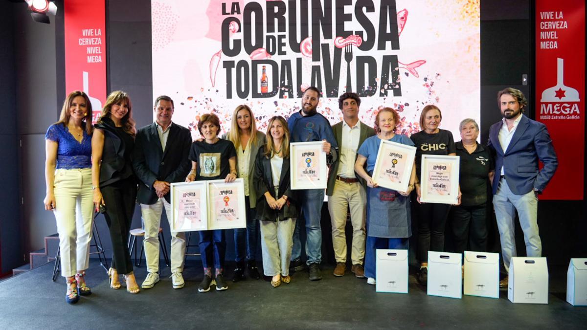 Los ganadores del certamen posan junto a organizadores y jurado en el MEGA
