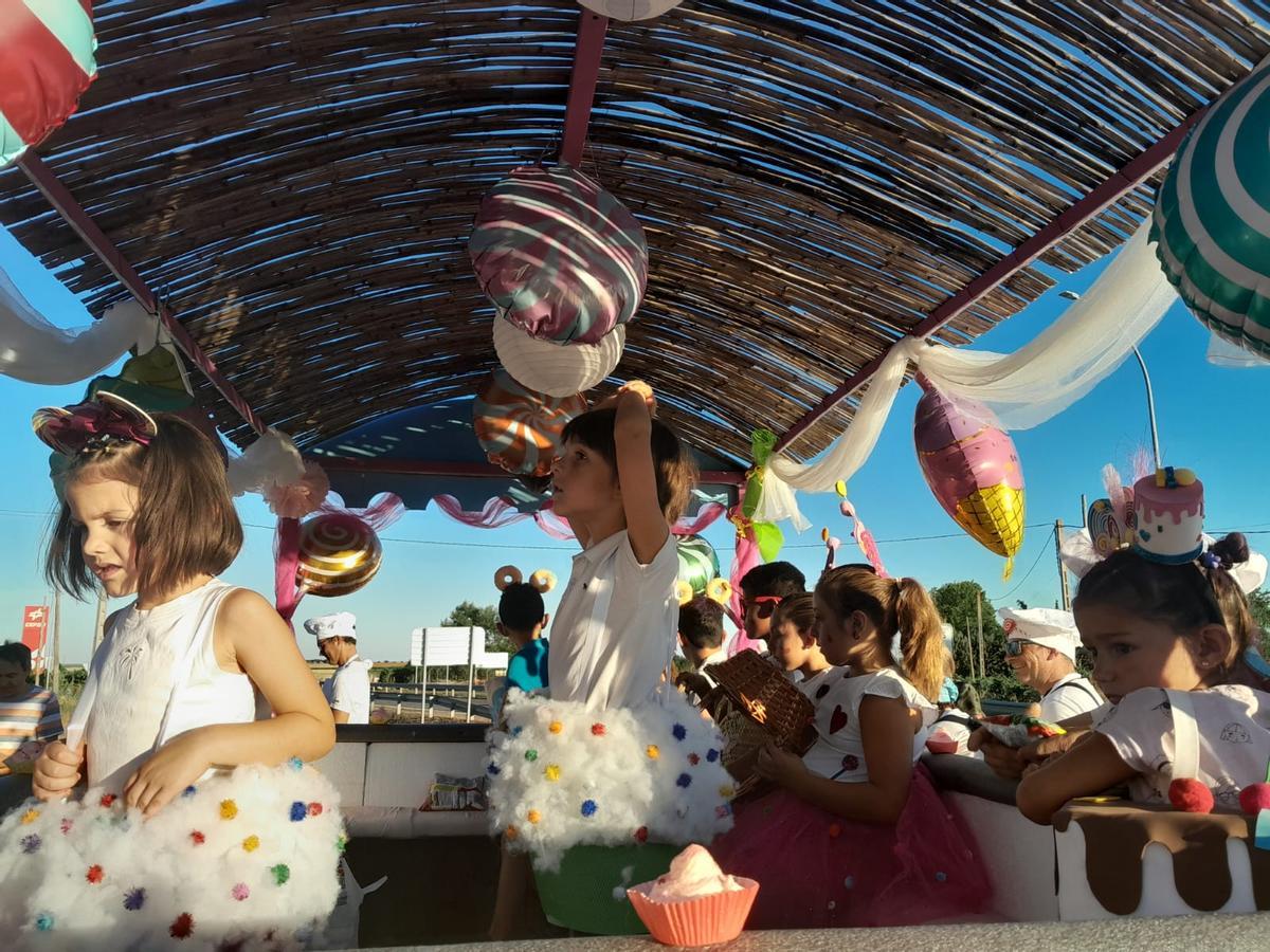 GALERÍA | Morales de Toro se mete de lleno en las fiestas con un desfile de carrozas y disfaces GALERÍA | Morales de Toro se mete de lleno en las fiestas con un desfile de carrozas y disfaces