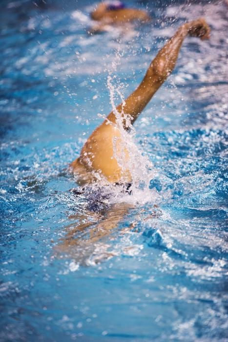 Equipo de natación adaptado en las piscinas del Parque del Oeste.