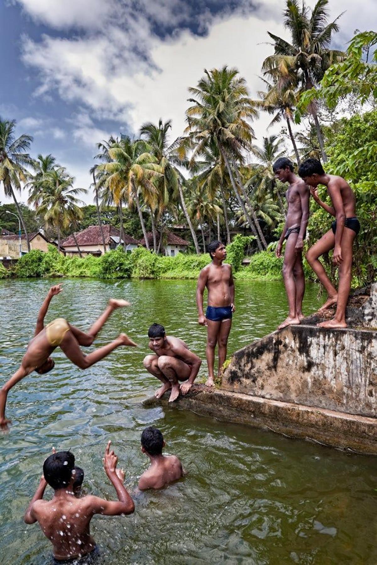 Jóvenes jugando en los canales de Kerala.