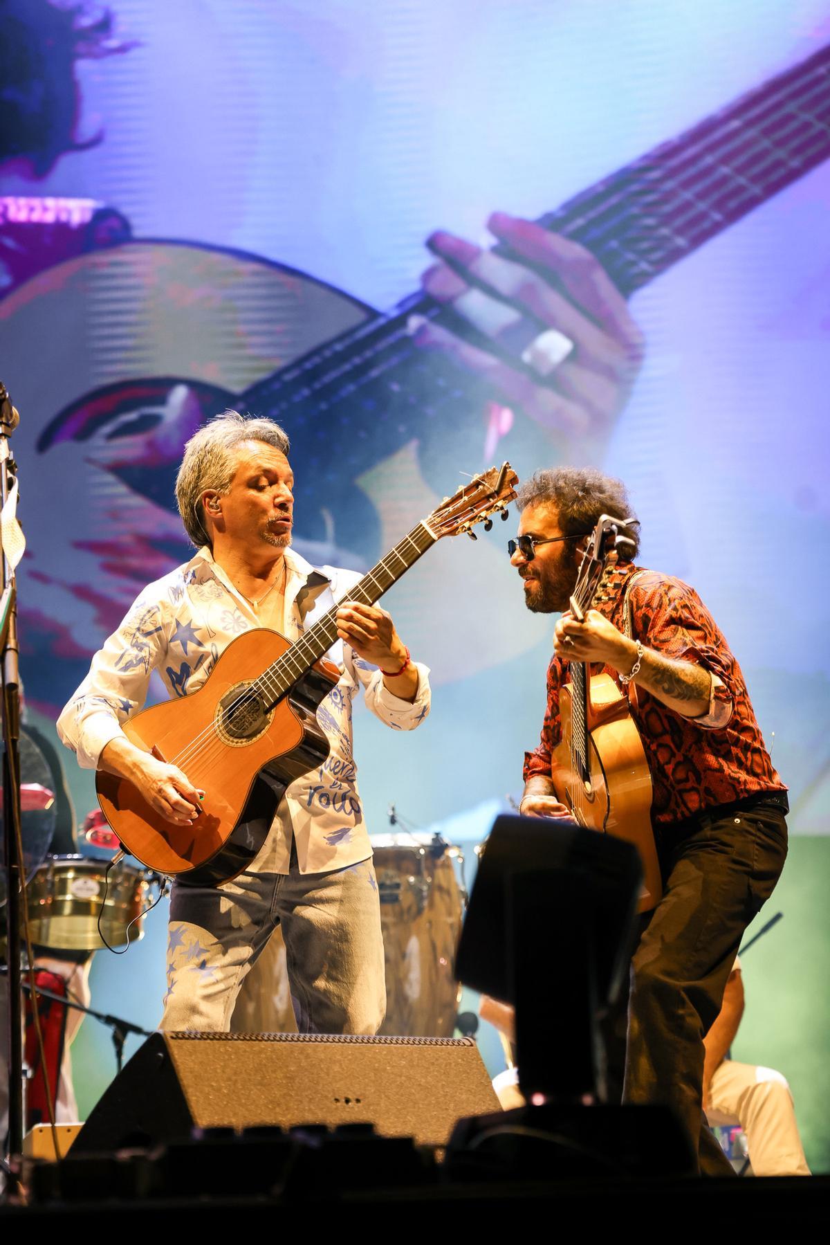 Diego el Ratón y El Canijo de Jerez, músicos fundadores de Los Delinqüentes, en el escenario del Marenostrum de Fuengirola