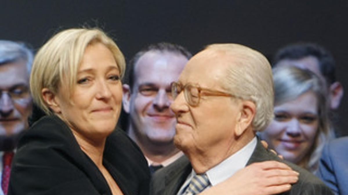 Marine Le Pen abraza a su padre en el congreso del Frente Nacional.