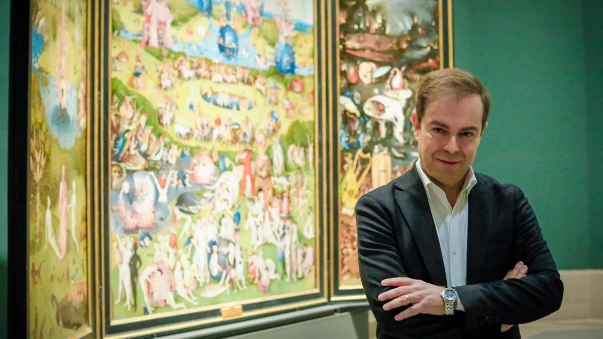 Javier Sierra ante el 'Tríptico del Jardín de las delicias'.