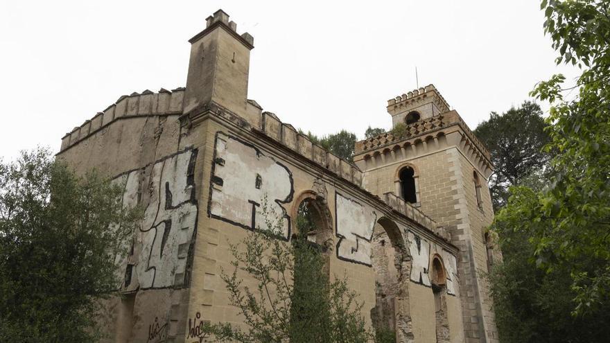 La torre de estilo neo mudéjar con riesgo de desaparición que se encuentra en ruinas en Castelló de Rugat