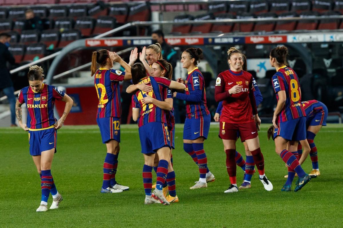 El FC Barcelona femenino juega en el Camp Nou 50 años después