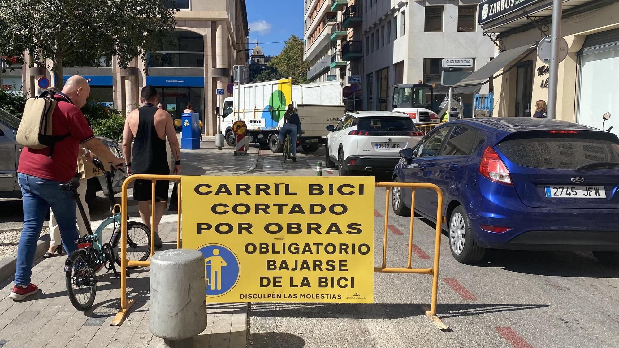 FOTOS: Caos de bicicletas y patinetes en dirección contraria en Palma por el corte del carril bici de Comtat del Rosselló