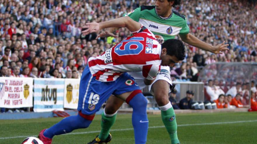 José Antonio Reyes pelea un balón con el jugador del Getafe Daniel Parejo.