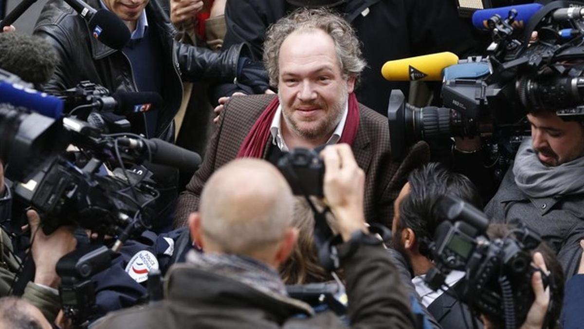 Mathias Enard, rodeado de periodistas en París