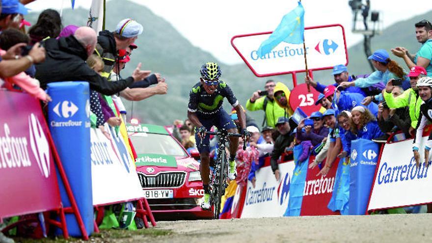 Nairo Quintana vuela en los Lagos para vestirse de rojo