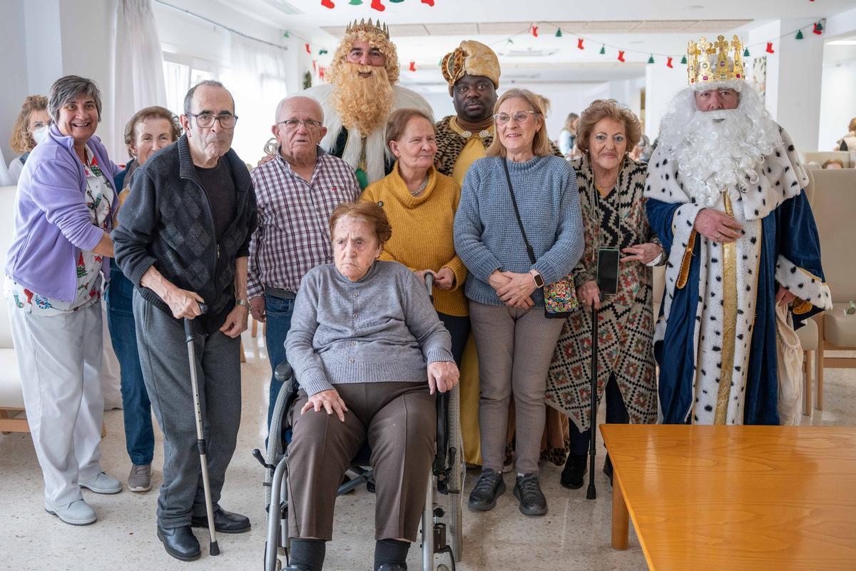 Los Reyes Magos visitan a los mayores de la capital extremeña.