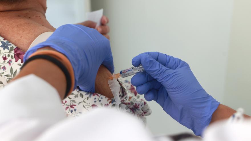 El riesgo de muerte  por covid se duplica en personas no vacunadas