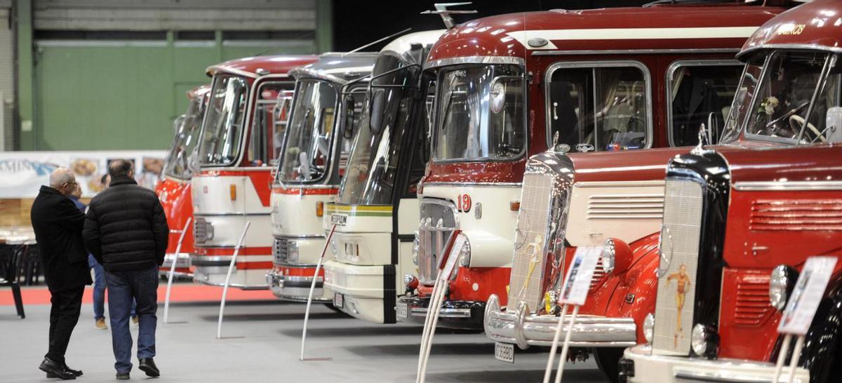 Un grupo de personas contempla autobuses de época. |  Bernabé/Javier Lalín
