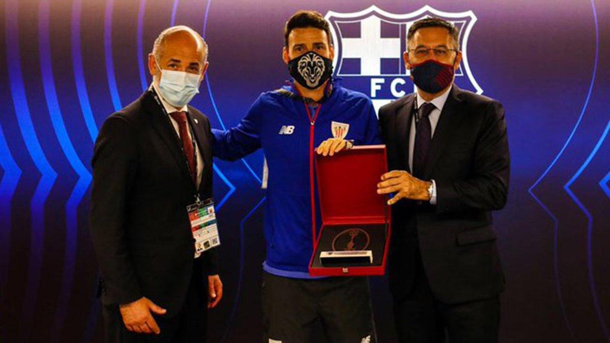 Momento en el que Aduriz ha recibido una placa de manos del presidente del FC Barcelona, Josep Maria Bartomeu