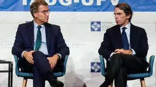 Aznar arremete contra Sánchez ante Feijóo: "Es un peligro para la democracia constitucional"