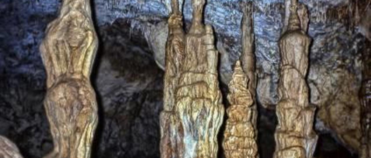 Arriba, la Cova de la Balena; a la izq., la Cova del Far; y a la dcha, las minas de ocre rojo.