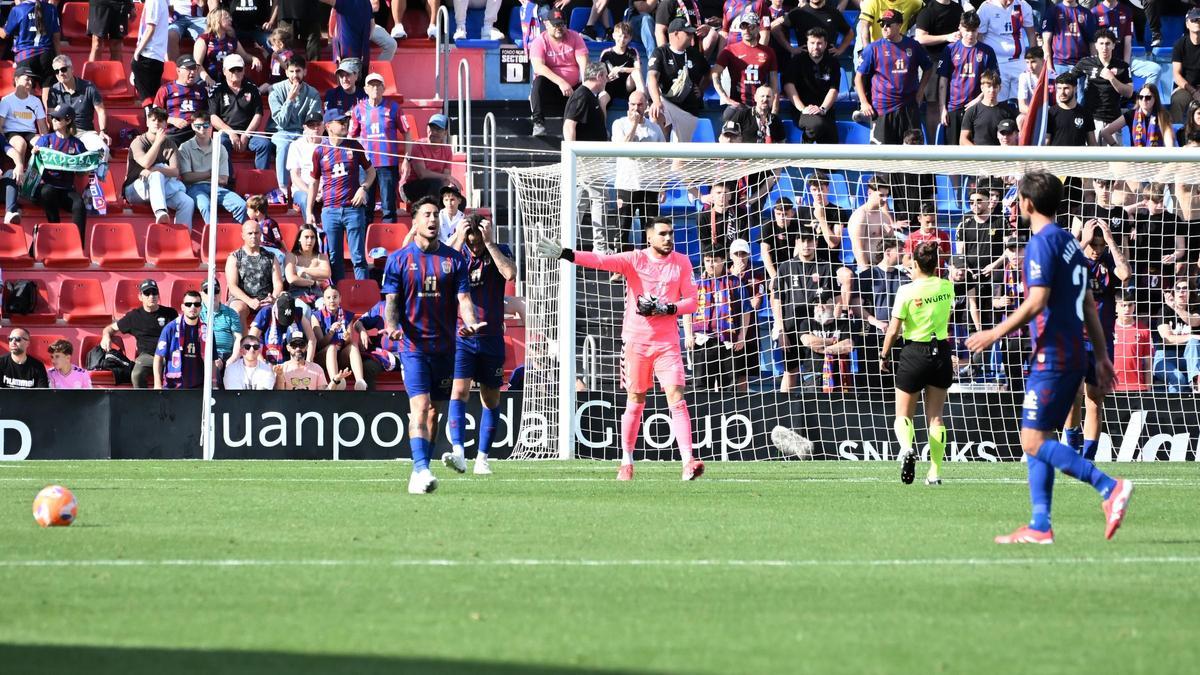 Imagen del Pepico tras recibir el gol ante el Córdoba